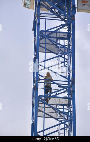 Salford, Royaume-Uni, 14th juin 2022. Un homme a organisé une manifestation au sommet d'une grue depuis le début du 13th juin sur Chapel Street à Salford, dans le Grand Manchester, en Angleterre, au Royaume-Uni. Un homme est photographié sur la grue le matin du 14th juin, à environ 29 heures de la manifestation. Plusieurs banderoles de protestation sont sur la grue. Crédit : Terry Waller/Alay Live News Banque D'Images