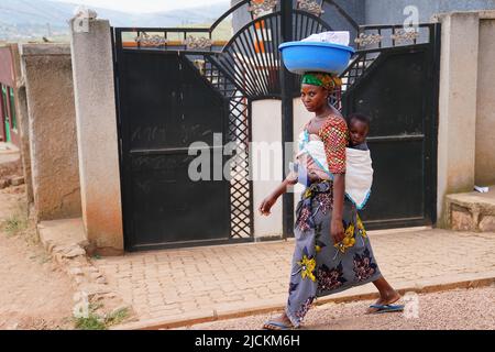 À Kigali, au Rwanda. Boris Johnson a déclaré que le gouvernement travaillait avec « l'humanité et la compassion » pour s'attaquer à l'immigration clandestine alors qu'il défendait la politique rwandaise. Date de la photo: Mardi 14 juin 2022. Banque D'Images