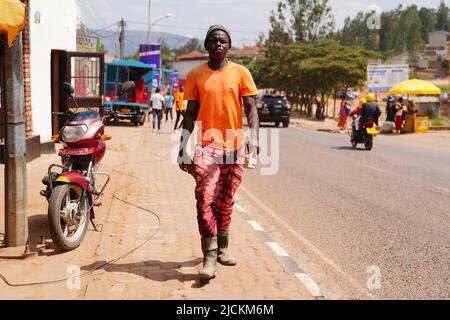 À Kigali, au Rwanda. Boris Johnson a déclaré que le gouvernement travaillait avec « l'humanité et la compassion » pour s'attaquer à l'immigration clandestine alors qu'il défendait la politique rwandaise. Date de la photo: Mardi 14 juin 2022. Banque D'Images