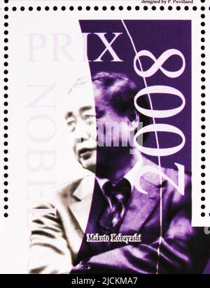 MOSCOU, RUSSIE - 12 JUIN 2022: Timbre-poste imprimé aux Comores montre Makoto Kobayashi, série du Prix Nobel 2008, vers 2009 Banque D'Images