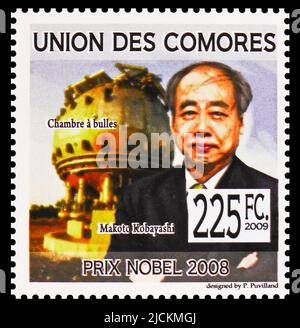 MOSCOU, RUSSIE - 12 JUIN 2022: Timbre-poste imprimé aux Comores montre Makoto Kobayashi, série du Prix Nobel 2008, vers 2009 Banque D'Images