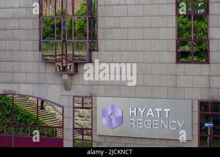 Façade avec logo de l'hôtel Hyatt Regency avec reflets dans les fenêtres à Cologne, Rhénanie-du-Nord-Westphalie, Allemagne, 21.5.22 Banque D'Images