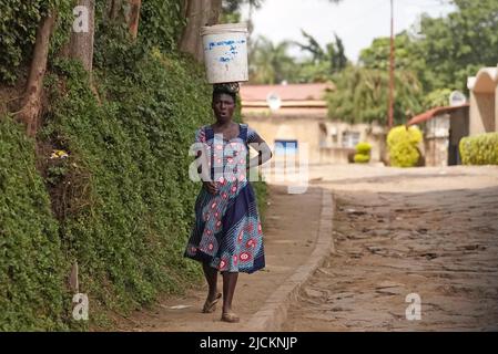 À Kigali, au Rwanda. Boris Johnson a déclaré que le gouvernement travaillait avec « l'humanité et la compassion » pour s'attaquer à l'immigration clandestine alors qu'il défendait la politique rwandaise. Date de la photo: Mardi 14 juin 2022. Banque D'Images