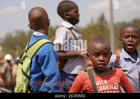 À Kigali, au Rwanda. Boris Johnson a déclaré que le gouvernement travaillait avec « l'humanité et la compassion » pour s'attaquer à l'immigration clandestine alors qu'il défendait la politique rwandaise. Date de la photo: Mardi 14 juin 2022. Banque D'Images