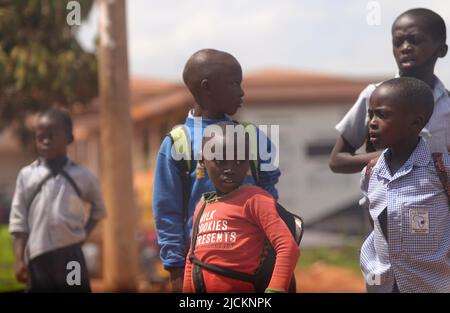 À Kigali, au Rwanda. Boris Johnson a déclaré que le gouvernement travaillait avec « l'humanité et la compassion » pour s'attaquer à l'immigration clandestine alors qu'il défendait la politique rwandaise. Date de la photo: Mardi 14 juin 2022. Banque D'Images