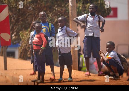 À Kigali, au Rwanda. Boris Johnson a déclaré que le gouvernement travaillait avec « l'humanité et la compassion » pour s'attaquer à l'immigration clandestine alors qu'il défendait la politique rwandaise. Date de la photo: Mardi 14 juin 2022. Banque D'Images