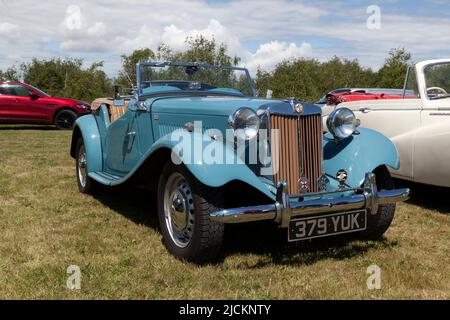 Vue des trois quarts avant d'un Midget bleu, 1953 mg TD, exposé au salon de l'auto Deal Classic 2022 Banque D'Images