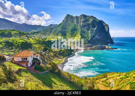 Paysage sur le chemin de Machico à Porto da Cruz, île de Madère, Portugal Banque D'Images