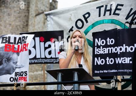 Windsor, Royaume-Uni. 13th juin 2022. Shelly Asquith, présidente de la Coalition Halte à la guerre, s'adresse à une manifestation à l'extérieur du château de Windsor contre l'attribution d'un chevalier à l'ancien Premier ministre Sir Anthony Blair en raison de son rôle controversé dans la guerre en Irak. Sir Anthony Blair a été fait chevalier lors d'une audience privée avec la Reine la semaine dernière et est installé comme membre de l'ordre du Garter lors d'une cérémonie au château de Windsor. Crédit : Mark Kerrison/Alamy Live News Banque D'Images