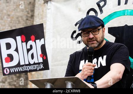 Windsor, Royaume-Uni. 13th juin 2022. Andrew Feinstein, ancien député de l'ANC et militant contre la corruption, s'adresse aux militants de la Coalition Halte à la guerre qui protestent devant le château de Windsor contre l'attribution d'une chevalier à Sir Anthony Blair, L'ancien premier ministre qui, selon eux, devrait être tenu responsable des crimes de guerre en raison de son rôle controversé dans la guerre en Irak. Sir Anthony Blair a été fait chevalier lors d'une audience privée avec la Reine la semaine dernière et est installé comme membre de l'ordre du Garter lors d'une cérémonie au château de Windsor. Crédit : Mark Kerrison/Alamy Live News Banque D'Images