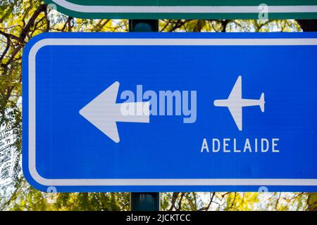 Panneau indiquant la direction de l'aéroport d'Adélaïde, Australie méridionale Banque D'Images