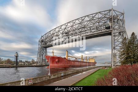 Un navire traverse le canal sous le pont-élévateur aérien de Duluth Banque D'Images