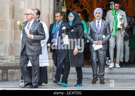 Londres, Royaume-Uni. 14th juin 2022. Les coursiers et le clergé quittent l'abbaye de Westminster après le service commémoratif commémorant le 5th anniversaire de l'incendie de la tour Greenfell. Des roses blanches sont posées à la mémoire des victimes. Le service est suivi par des familles et des amis endeuillés, ceux qui participent à l'opération de sauvetage et beaucoup d'autres, y compris l'ancienne première ministre Theresa May et le maire de London Sadiq Khan. Credit: Imagetraceur/Alamy Live News Banque D'Images