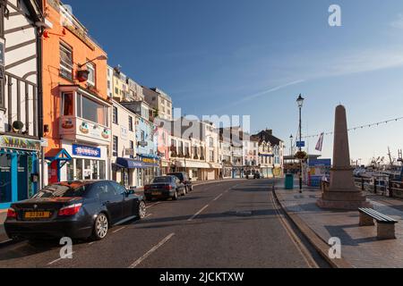 Royaume-Uni, Angleterre, Devon, Torbay, Brixham, Boutiques traditionnelles et pubs sur le quai Banque D'Images