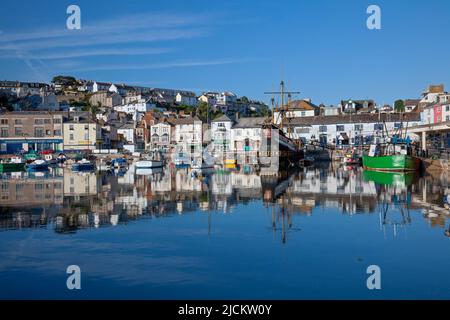 Royaume-Uni, Angleterre, Devon, Torbay, Brixham Harbour et The Strand avec des bateaux amarrés et le Golden Hind (navire musée) Banque D'Images