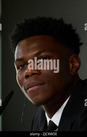 Madrid. Espagne. 20220614, Aurélien Tchouameni assiste à la conférence de presse en tant que nouveau joueur du Real Madrid dans les installations de formation du Real Madrid Valdebebas sur 14 juin 2022 à Madrid, Espagne Banque D'Images