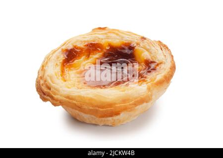 Photo de studio de tartes individuelles de crème anglaise découpées sur fond blanc - John Gollop Banque D'Images