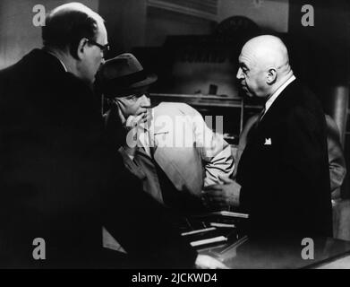 RICHARD WATTIS LAURENCE OLIVIER et le réalisateur OTTO PREMINGER sur scène Candid pendant le tournage de BUNNY LAKE EST ABSENT 1965 réalisateur / producteur OTTO PREMINGER roman Marryam Modell (comme Evelyn Piper) scénario John Mortimer et Penelope Mortimer Wheel Productions / Columbia Productions Banque D'Images