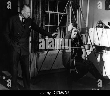 LAURENCE OLIVIER et le réalisateur OTTO PREMINGER sur un terrain franc pendant le tournage de BUNNY LAKE EST ABSENT 1965 réalisateur / producteur OTTO PREMINGER roman Marryam Modell (comme Evelyn Piper) scénario John Mortimer et Penelope Mortimer Wheel Productions / Columbia Productions Banque D'Images