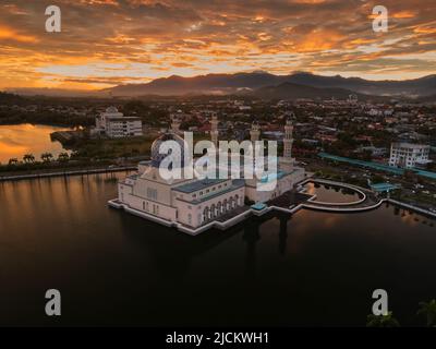La mosquée de la ville de Kota Kinabalu est la deuxième mosquée principale de Kota Kinabalu après la mosquée d'État à Sembulan. Banque D'Images