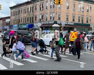 Personnes dans le passage à côté de Church et McDonald avenues dans le quartier de Kensington à Brooklyn, New York Banque D'Images