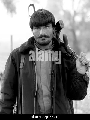 Une police afghane en uniforme (UPA) locale pose pour une photo à l'extérieur d'un composé à Kajaki, en Afghanistan, au 15 février 2012. Banque D'Images