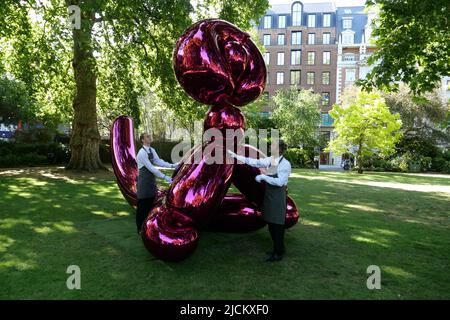 Le 28 juin Jeff Koons sculpture séminale Balloon Monkey ( Magenta ) 2006-13 estimation £6 000 000-£10 000 000 sera présenté à la vente à Christie's par Victor et Olena Pinchuk pour recueillir des fonds essentiels pour l'aide humanitaire pour l'Ukraine. Les procédures seront utilisées pour aider les soldats et les civils gravement blessés par la guerre qui ont besoin d'urgence de prothèses , le traitement médical et la réadaptation pour récupérer autant de qualité de vie que possible. représentant l'innocence et la joie de l'enfance pour les enfants et les adultes .. Banque D'Images