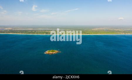 Vue aérienne de la côte de mer de l'île de Sri Lanka avec une plage de sable. Plage de Nilaveli, Trincomalee. Banque D'Images
