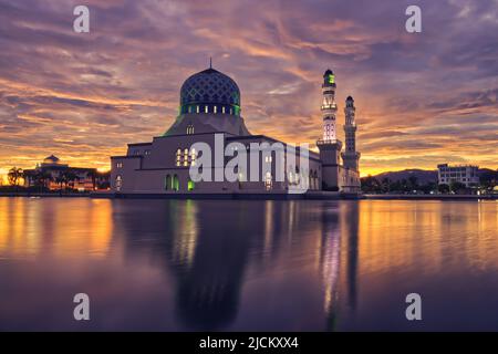 La mosquée de la ville de Kota Kinabalu est la deuxième mosquée principale de Kota Kinabalu après la mosquée d'État à Sembulan. Banque D'Images