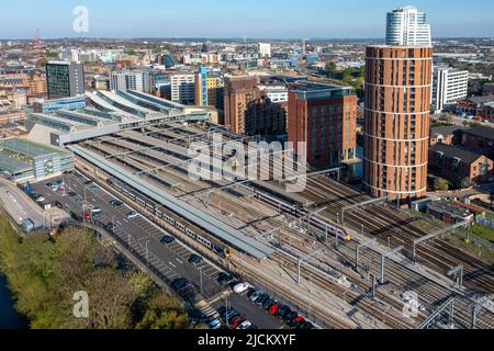 Vue aérienne depuis la gare de Leeds juste avant le coucher du soleil, tandis que les services Northern et LNER attendent de partir. 20th avril 2022. Par Tom McAtee. Banque D'Images