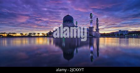 La mosquée de la ville de Kota Kinabalu est la deuxième mosquée principale de Kota Kinabalu après la mosquée d'État à Sembulan. Banque D'Images