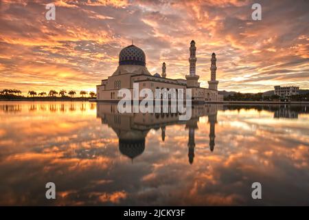 La mosquée de la ville de Kota Kinabalu est la deuxième mosquée principale de Kota Kinabalu après la mosquée d'État à Sembulan. Banque D'Images