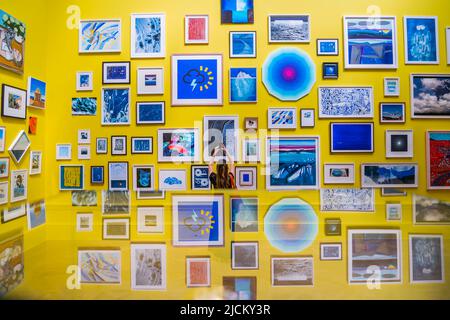 Londres, Royaume-Uni. 14th juin 2022. Travaux dans une salle organisée par Grayson Perry - The Royal Academy (RA) Summer Exhibition 2022 coordonnée par le sculpteur britannique Alison Wilding RA. Il explore le thème du climat. Il comprend environ 1400 œuvres d'artistes émergents et établis. Crédit : Guy Bell/Alay Live News Banque D'Images