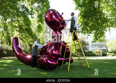 Le 28 juin Jeff Koons sculpture séminale Balloon Monkey ( Magenta ) 2006-13 estimation £6 000 000-£10 000 000 sera présenté à la vente à Christie's par Victor et Olena Pinchuk pour recueillir des fonds essentiels pour l'aide humanitaire pour l'Ukraine. Les procédures seront utilisées pour aider les soldats et les civils gravement blessés par la guerre qui ont besoin d'urgence de prothèses , le traitement médical et la réadaptation pour récupérer autant de qualité de vie que possible. représentant l'innocence et la joie de l'enfance pour les enfants et les adultes .. Banque D'Images