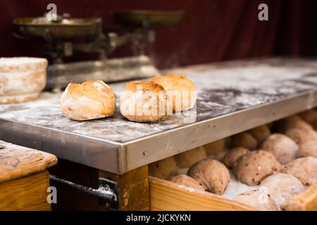 petits pains de grains fraîchement cuits prêts à l'emploi dans le tiroir Banque D'Images