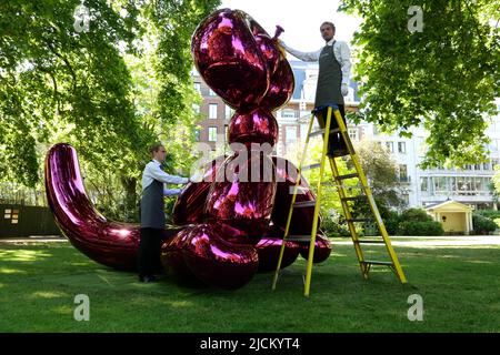 Le 28 juin Jeff Koons sculpture séminale Balloon Monkey ( Magenta ) 2006-13 estimation £6 000 000-£10 000 000 sera présenté à la vente à Christie's par Victor et Olena Pinchuk pour recueillir des fonds essentiels pour l'aide humanitaire pour l'Ukraine. Les procédures seront utilisées pour aider les soldats et les civils gravement blessés par la guerre qui ont besoin d'urgence de prothèses , le traitement médical et la réadaptation pour récupérer autant de qualité de vie que possible. représentant l'innocence et la joie de l'enfance pour les enfants et les adultes .. Banque D'Images