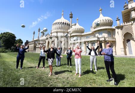 Brighton, Royaume-Uni. 14th juin 2022. L'exposition de football 1894-2022 pour Femme de Goal Power est lancée à l'extérieur du Pavillon royal de Brighton. De gauche à droite Chris Lockwood, Maggie Murphy, Rose Reilly, Leah Caleb, Kelly Simmons, June Jaycocks, Gill Sayell et Eileen Bourne crédit: James Boardman/Alamy Live News Banque D'Images