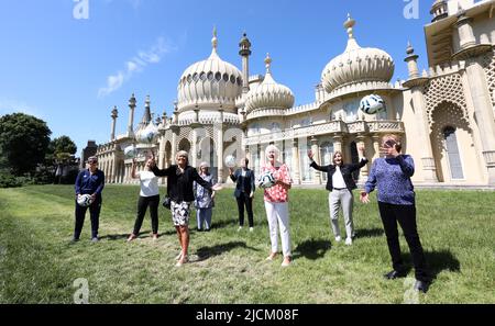 Brighton, Royaume-Uni. 14th juin 2022. L'exposition de football 1894-2022 pour Femme de Goal Power est lancée à l'extérieur du Pavillon royal de Brighton. De gauche à droite Chris Lockwood, Maggie Murphy, Rose Reilly, Leah Caleb, Kelly Simmons, June Jaycocks, Gill Sayell et Eileen Bourne crédit: James Boardman/Alamy Live News Banque D'Images