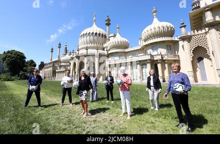 Brighton, Royaume-Uni. 14th juin 2022. L'exposition de football 1894-2022 pour Femme de Goal Power est lancée à l'extérieur du Pavillon royal de Brighton. De gauche à droite Chris Lockwood, Maggie Murphy, Rose Reilly, Leah Caleb, Kelly Simmons, June Jaycocks, Gill Sayell et Eileen Bourne crédit: James Boardman/Alamy Live News Banque D'Images