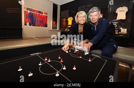 Brighton, Royaume-Uni. 14th juin 2022. L'exposition de football 1894-2022 pour Femme de Goal Power est lancée à l'extérieur du Pavillon royal de Brighton. L-R Rose Reilly et Chris Lockwood ont un jeu de subbuteo partie de l'exposition. Credit: James Boardman / Alamy Live News Banque D'Images