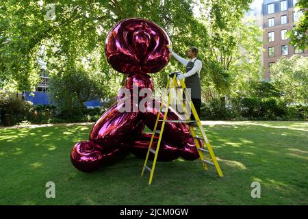 Le 28 juin Jeff Koons sculpture séminale Balloon Monkey ( Magenta ) 2006-13 estimation £6 000 000-£10 000 000 sera présenté à la vente à Christie's par Victor et Olena Pinchuk pour recueillir des fonds essentiels pour l'aide humanitaire pour l'Ukraine. Les procédures seront utilisées pour aider les soldats et les civils gravement blessés par la guerre qui ont besoin d'urgence de prothèses , le traitement médical et la réadaptation pour récupérer autant de qualité de vie que possible. représentant l'innocence et la joie de l'enfance pour les enfants et les adultes .. Banque D'Images