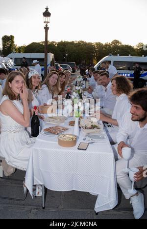 Dîner en blanc 2022 à Paris France Banque D'Images