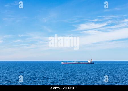 Le drapeau olympique du pétrolier sur une mer calme sous un ciel bleu dans le Skagerrak au large du Danemark Banque D'Images