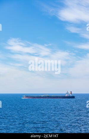 Le drapeau olympique du pétrolier sur une mer calme sous un ciel bleu dans le Skagerrak au large du Danemark Banque D'Images