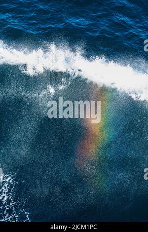 Un arc-en-ciel vu dans le jet de la vague d'arc d'un bateau de croisière dans le Skagerrak au large du Danemark Banque D'Images