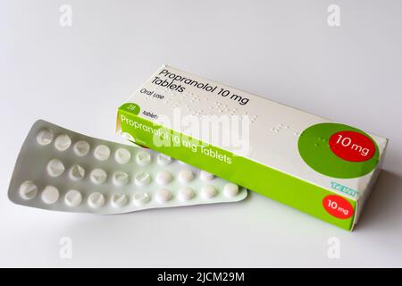 Photographie d'une boîte de comprimés de propranolol 10 mg, un bêta-bloquant utilisé pour traiter l'hypertension artérielle, les problèmes cardiaques, les tremblements et l'anxiété Banque D'Images