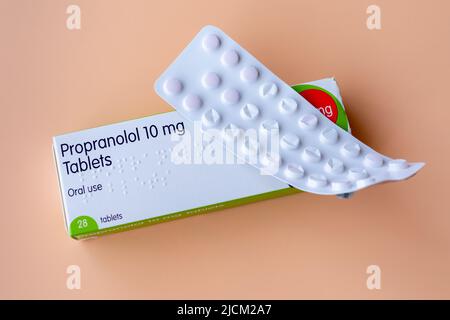 Photographie d'une boîte de comprimés de propranolol 10 mg, un bêta-bloquant utilisé pour traiter l'hypertension artérielle, les problèmes cardiaques, les tremblements et l'anxiété Banque D'Images