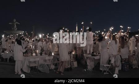 Dîner en blanc 2022 à Paris France Banque D'Images