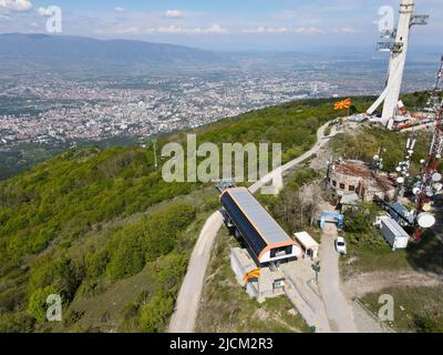 Skopje, Macédoine - 7 mai 2022 : le téléphérique pour monter Vodno de Skopje sur la Macédoine Banque D'Images