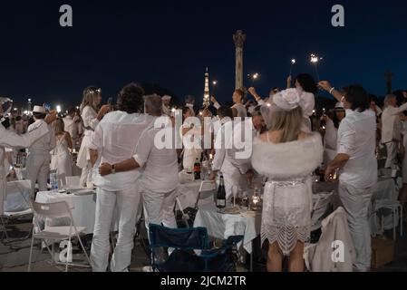 Dîner en blanc 2022 à Paris France Banque D'Images